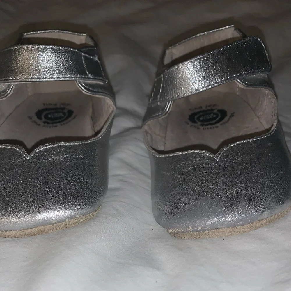 LIVIE & LUCA SILVER LEATHER  Mary Jane ballet shoes baby girl size 18-24 months